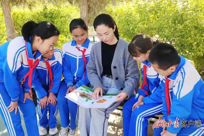 在金塔县三合小学校园,师生共同阅读常态化开展。新甘肃·甘肃日报通讯员 卢玉 摄
