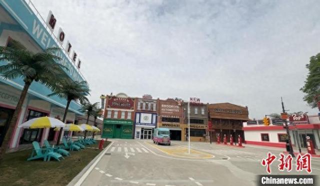 成都影视城“拍在成都”实景片场。何浠摄