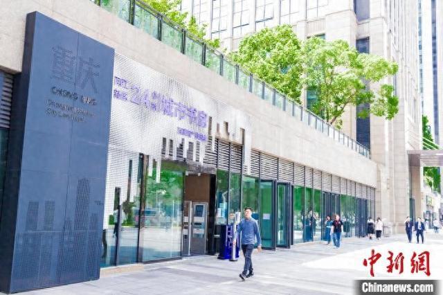 图为产业园区里的城市书房。黄维正 摄