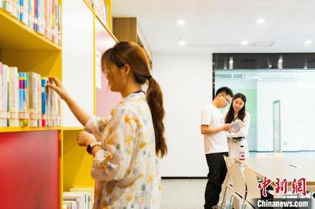 图为企业员工寻找心仪书籍。黄维正 摄