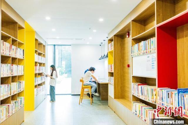图为企业员工在城市书房阅读。黄维正 摄
