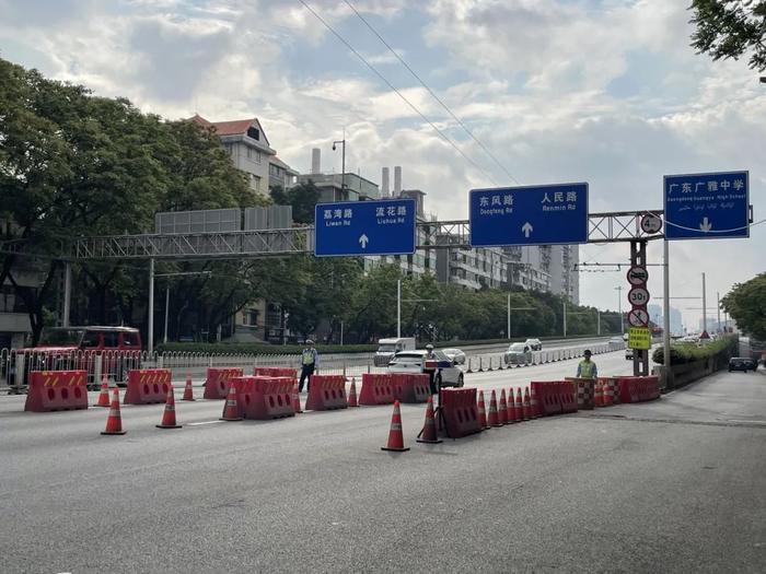 德坭立交西往东方向上桥处。