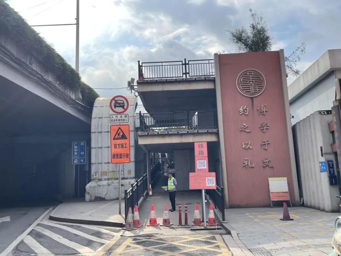 德坭立交桥的非机动车道已封闭。