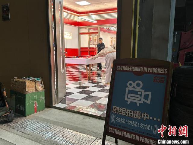 剧组正在拍摄中。何浠摄