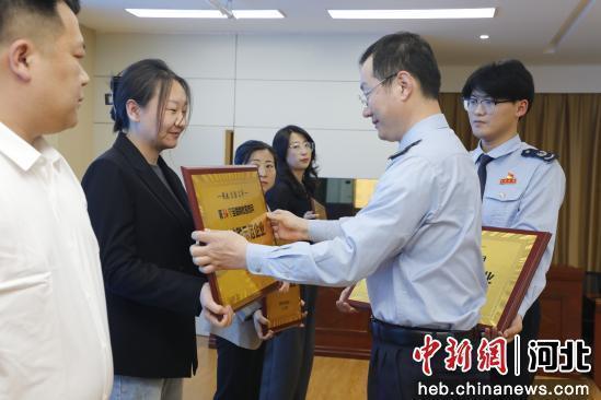 图为景县税务局为企业颁发“诚信纳税示范企业”奖牌。 安宝光 摄
