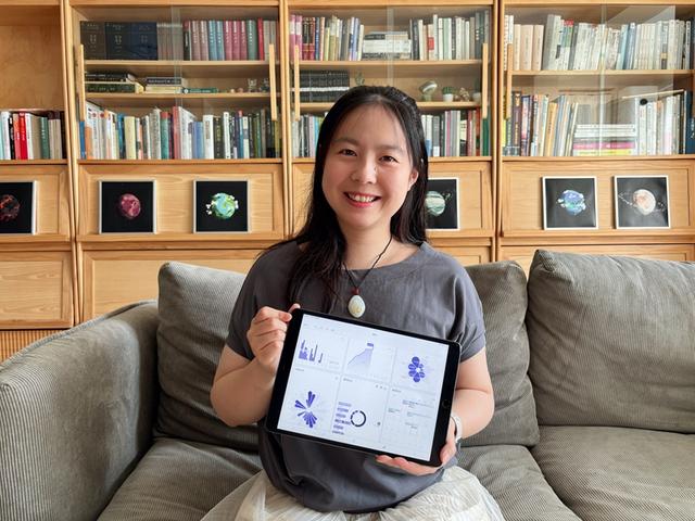 羡辙在家中展示她开发的APP。(受访者供图)