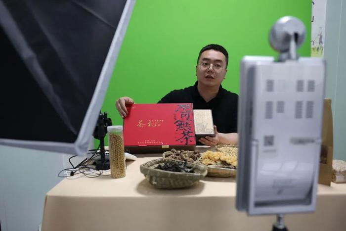 陇南市康县铜钱镇干部赵永鑫在助农直播间用直播带货的方式推介康县茶叶(4月20日摄)。