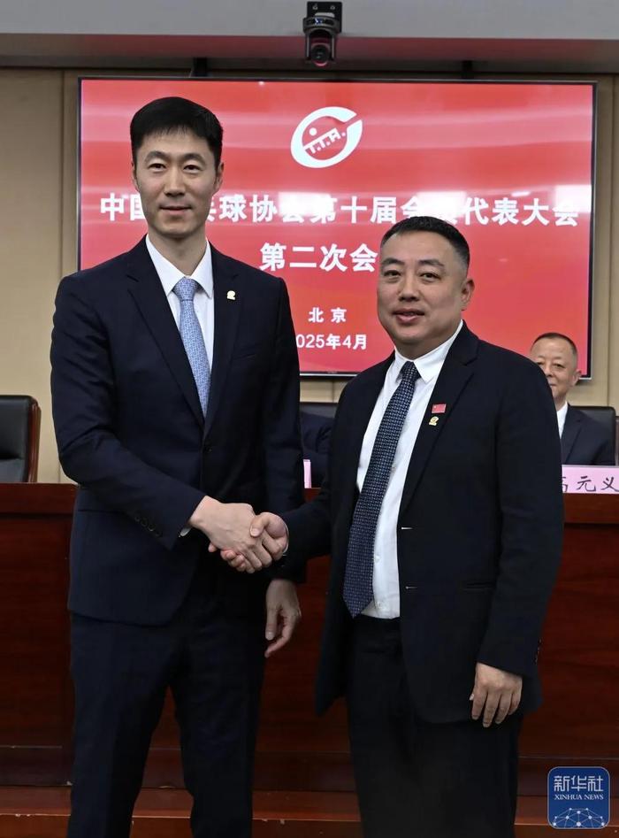 王励勤(左)与刘国梁在会议后合影。新华社记者 陶希夷 摄