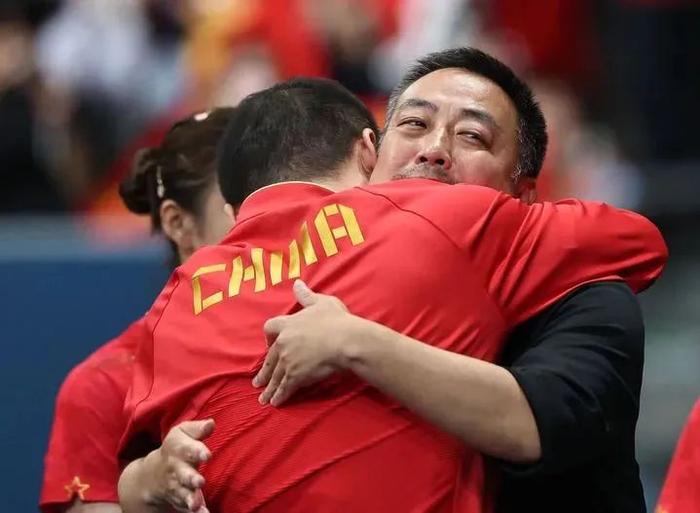 2024年8月10日,刘国梁和马琳(前)在中国队夺得奥运会女团冠军后拥抱。