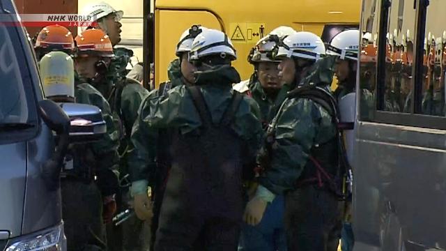 救援人员于5月2日上午的搜救行动中发现该男子遗体。图源:日本NHK电视台报道配图