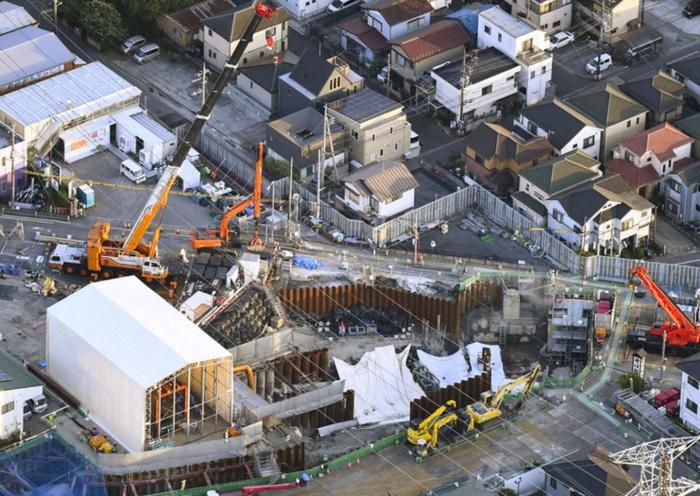 当地时间5月1日,直升机拍摄画面显示,埼玉县八潮市一路口呈现大规模坍塌。图源:日媒