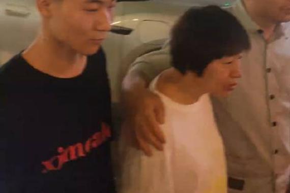 精神小伙翘头撞到奥迪Q7，没有五分钟就把值钱的配件统统拆干净跑路了