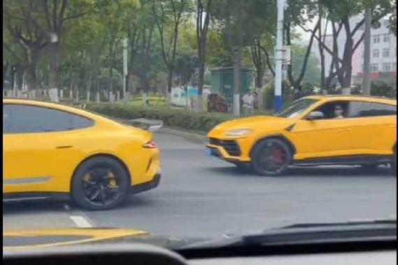 和大牛Urus同框出行，这两台黄车，气场感觉差距咋样？