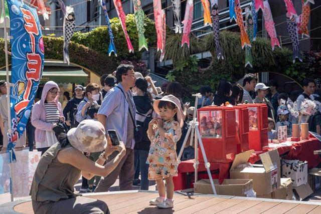 2024年5月5日,市民在日本东京的东京塔下参加儿童节活动。新华社发(顾宜平摄)