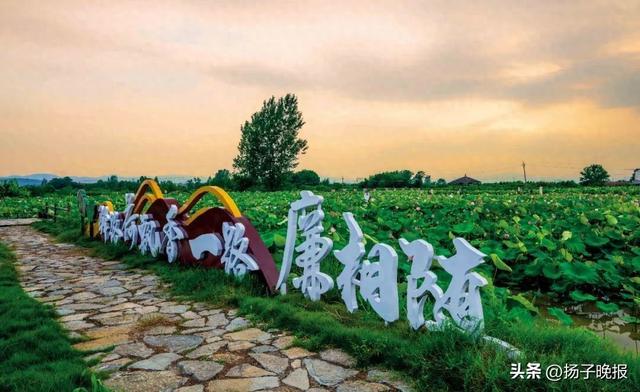 湖北荆门京山市,荷花堰村廉政文化公园内的标语。图/视觉中国
