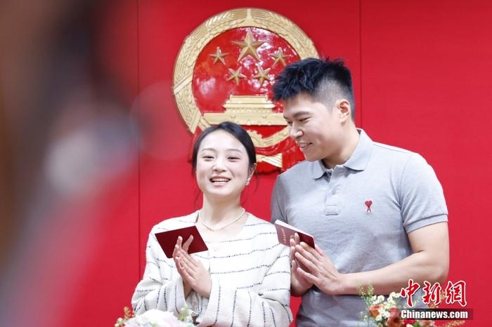 领证不再需要户口本,多地登记结婚预约爆满!