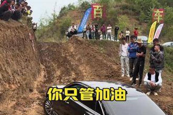 地主家的百万奥迪A8硬刚泥坡挑战，大家都说这是钱多烧的吗？