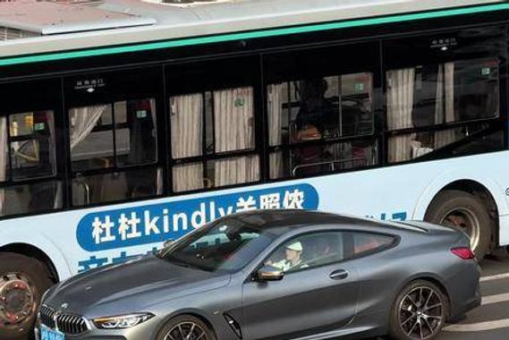 现实中，一台宝马8系或许就是普通人的极限梦想了