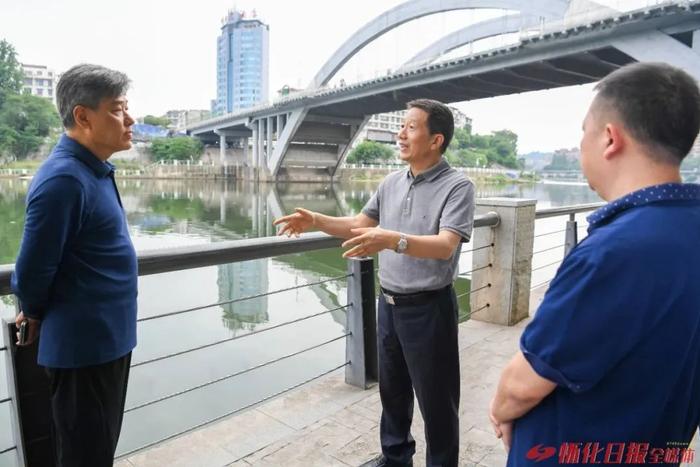 河中现死鱼,怀化市委书记现场察看