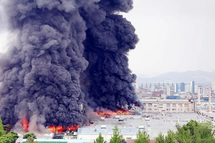 当地时间17日,韩国光州市锦湖轮胎光州工厂发生火灾。图源:韩媒