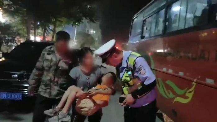 12分钟生命接力，新疆乌什民警为骨折儿童抢出“黄金时间”