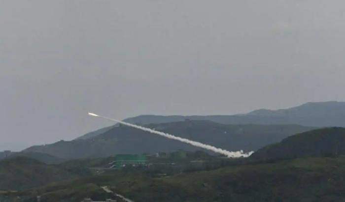 台军首次试射“海马斯”火箭炮,如何压制这种武器?