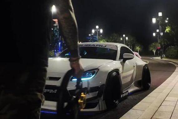 夜晚驾驶传统能源车