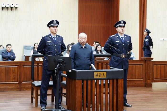 受贿数额特别巨大、滥用职权,国家烟草专卖局原局长凌成兴一审被判十六年