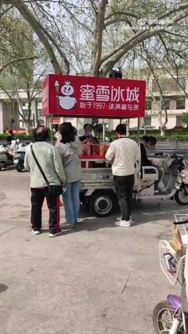 热搜第一!网友加价倒卖蜜雪柠檬水,3个半小时赚254块?蜜雪冰城回应