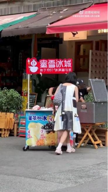热搜第一!网友加价倒卖蜜雪柠檬水,3个半小时赚254块?蜜雪冰城回应
