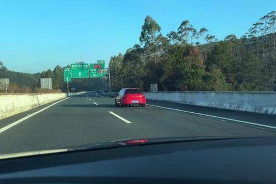 大众高尔夫 姿态 开车