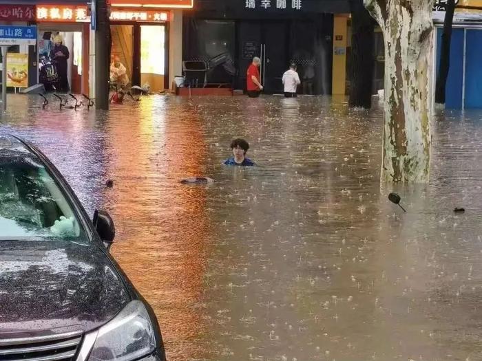 武汉发布暴雨临灾警报!武大校门被淹一米深