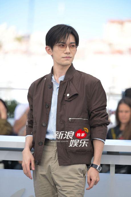《狂野时代》戛纳photocall，易烊千玺夹克装造型亮相，帅！