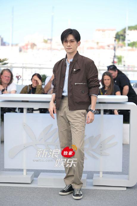 《狂野时代》戛纳photocall，易烊千玺夹克装造型亮相，帅！