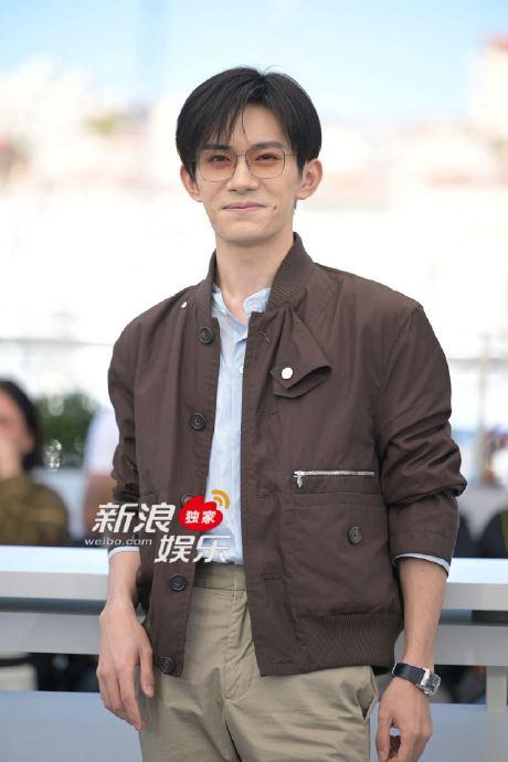 《狂野时代》戛纳photocall，易烊千玺夹克装造型亮相，帅！