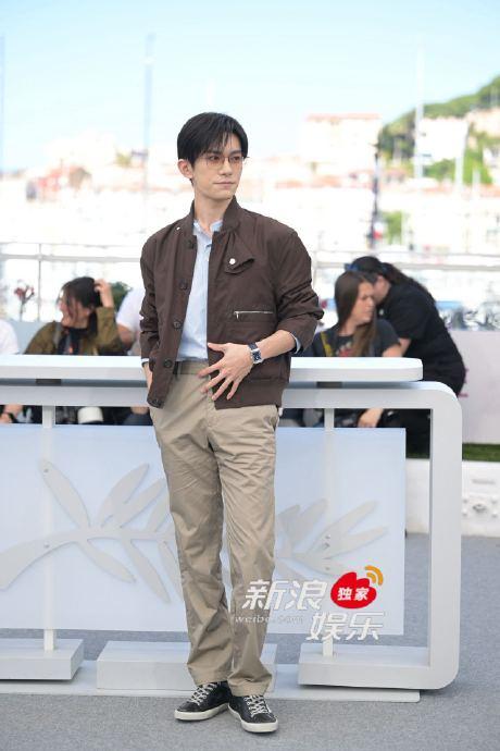 《狂野时代》戛纳photocall，易烊千玺夹克装造型亮相，帅！