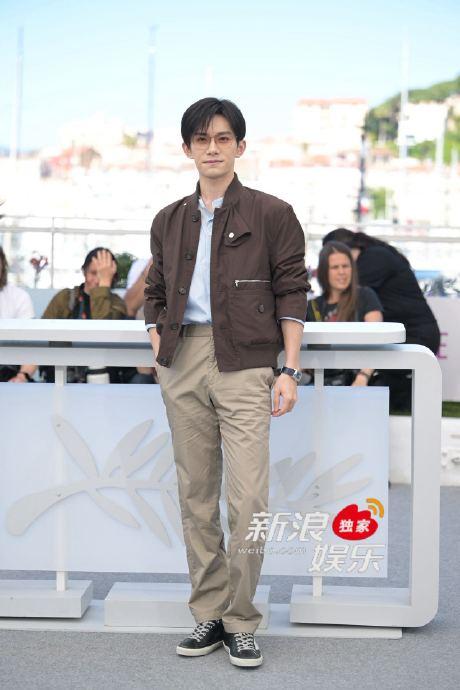 《狂野时代》戛纳photocall，易烊千玺夹克装造型亮相，帅！
