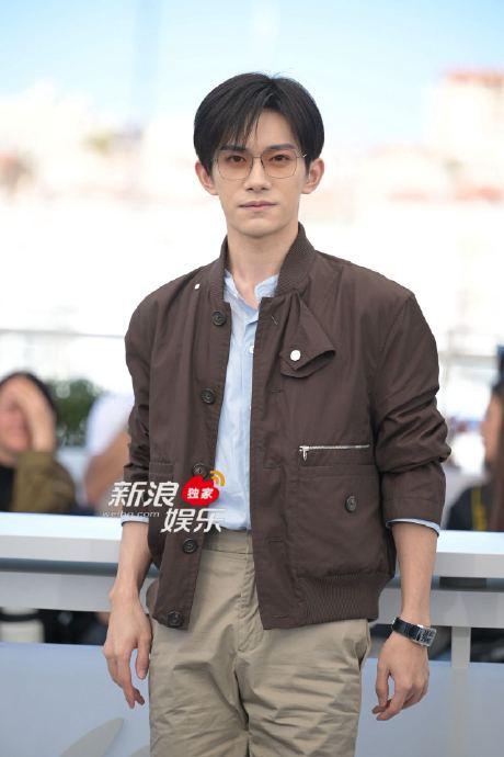 《狂野时代》戛纳photocall，易烊千玺夹克装造型亮相，帅！