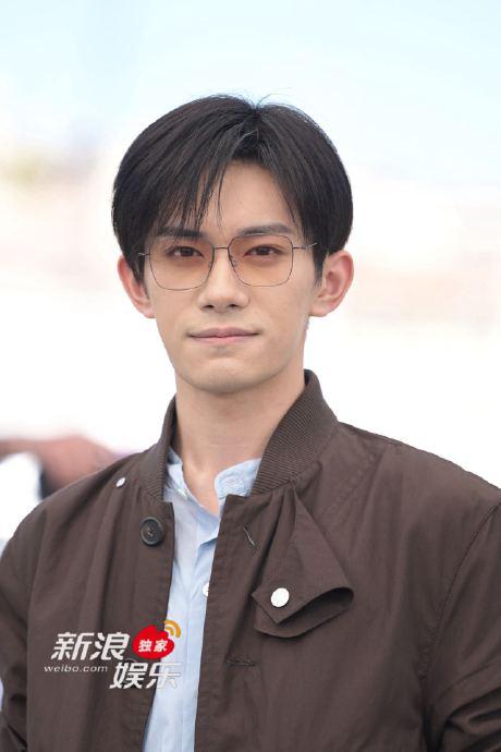 《狂野时代》戛纳photocall，易烊千玺夹克装造型亮相，帅！