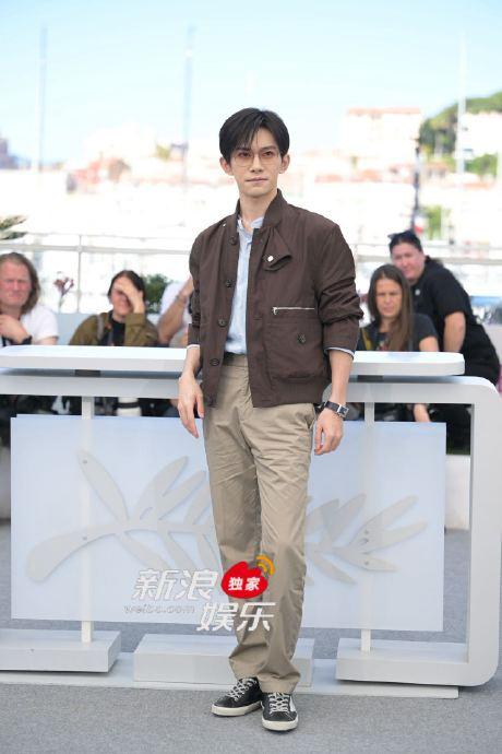 《狂野时代》戛纳photocall，易烊千玺夹克装造型亮相，帅！