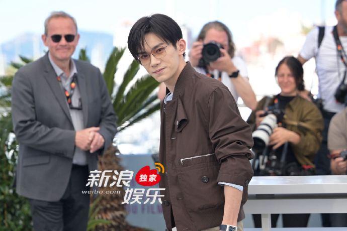 《狂野时代》戛纳photocall，易烊千玺夹克装造型亮相，帅！
