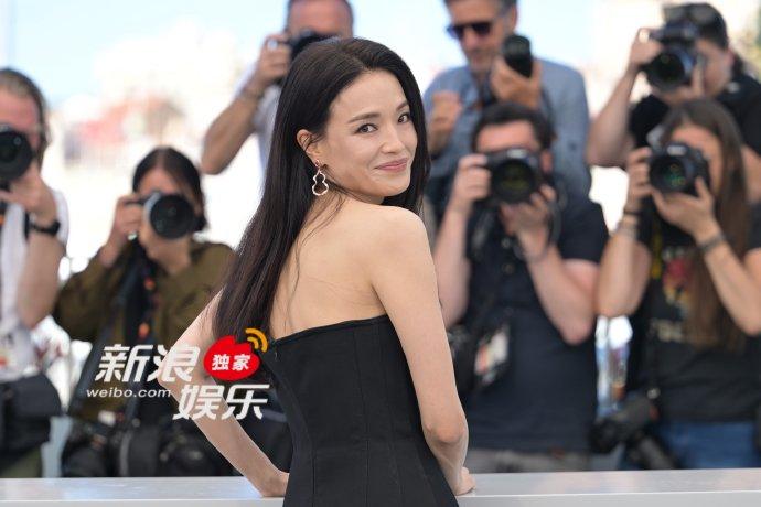 《狂野时代》戛纳photocall，舒淇一袭黑裙亮相，太美了！