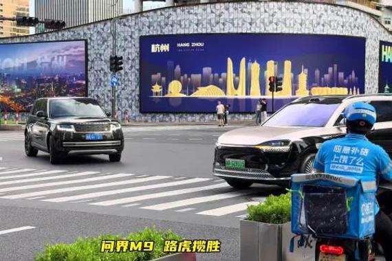 问界m9与路虎揽胜哪台气势更强，银色挖孔版su7ultra帅气，感谢兄弟们的支持！