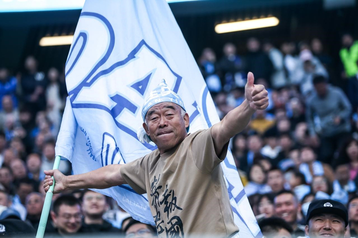 中超大连英博vs上海申花图片分享，王大爷，美女球迷，于汉超谢场