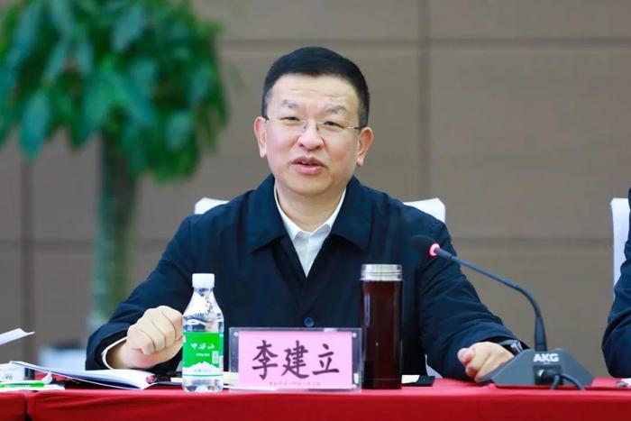 保定市中院院长李建立,接受案件当事人请托,安排下属过问案情,非法收受巨额财物