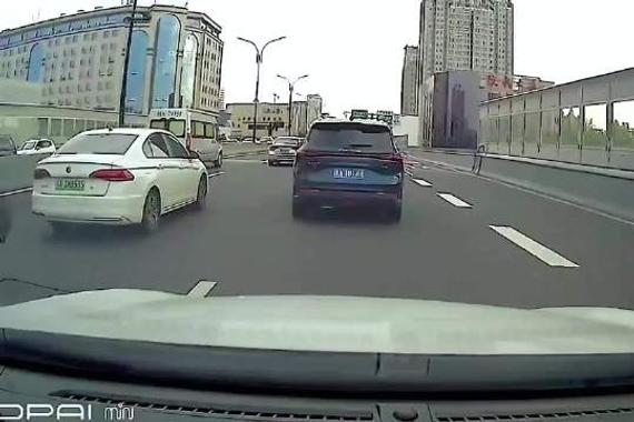 卡罗拉恶意别车，没想到遇见狠人，还别判了全责