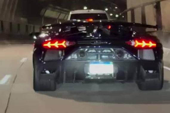 从后方看兰博基尼Aventador的性感尾部和音浪，真的超赞
