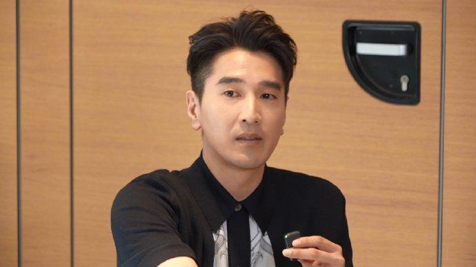 易烊千玺谈主演《狂野时代》，称毕赣高标准虽烦但演得爽