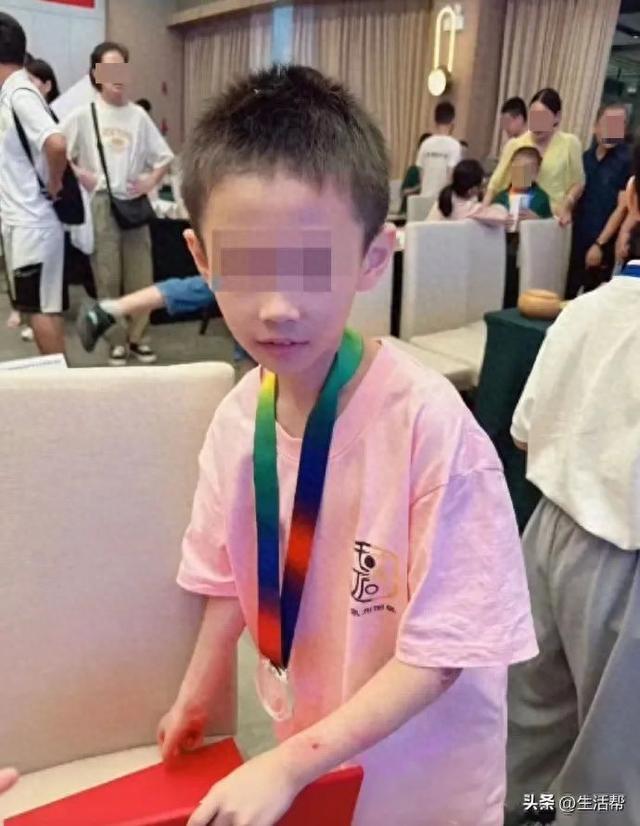 坠亡9岁围棋少年父亲发声:警方会还我公道