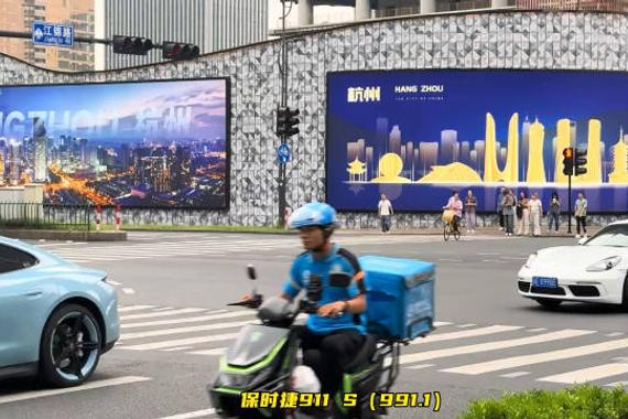 杭州万象城车展保时捷911与奔驰E190同台亮相